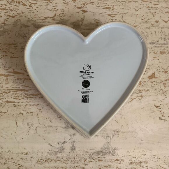 NWOT Hello Kitty heart shaped Baking dish - Picture 11 of 11